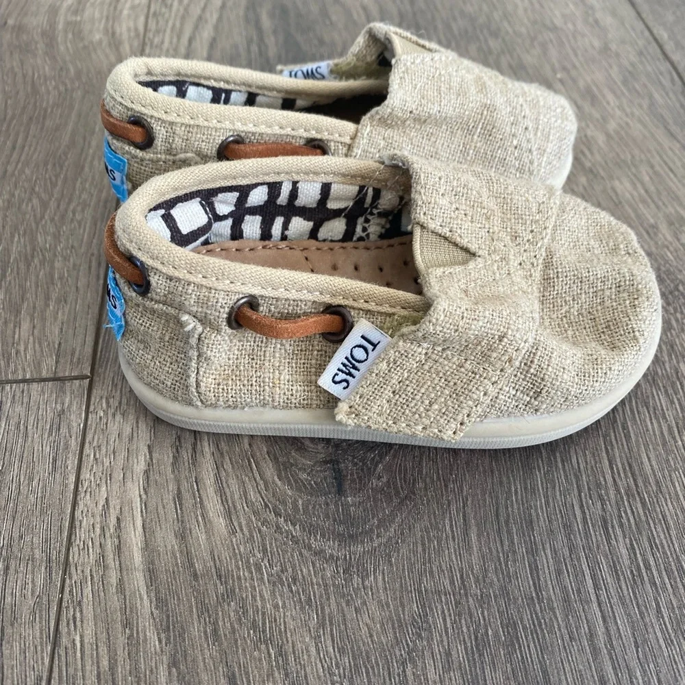 Toddler TOMS Shoes Size 4C